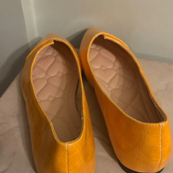 ♥️ True Sz 12M Women’s Honey Yellow Flats Like New Comfortable Faux Crocodile - Picture 5 of 5